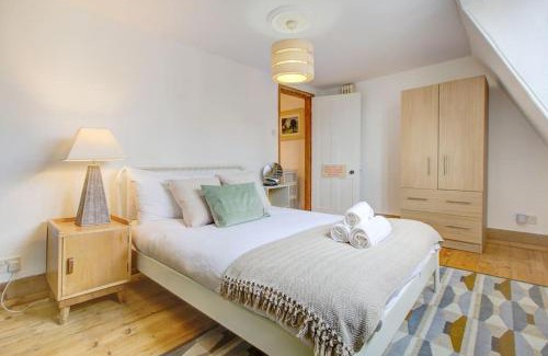 Whitechapel Apartment | Stylish London Townhouse, Perfect for Large Groups, Convenient public transport links, Close to Tower Bridge and London Liverpool Street