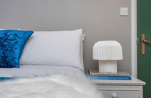 Whitechapel Apartment | Stylish London Townhouse, Perfect for Large Groups, Convenient public transport links, Close to Tower Bridge and London Liverpool Street