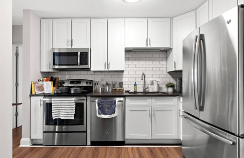 Oak Park Apartment | Stylish Luxe King bed w/Free Parkng near DT Oak Pk