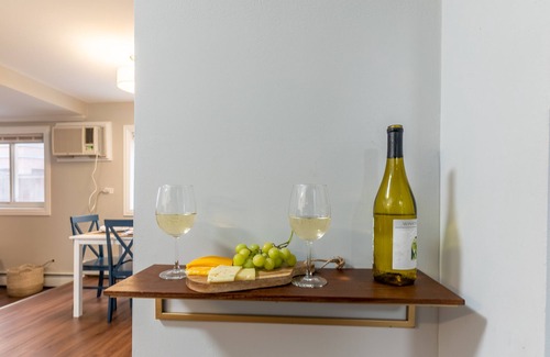 Oak Park Apartment | Stylish Luxe King bed w/Free Parkng near DT Oak Pk