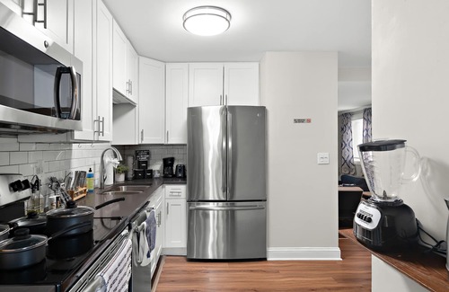 Oak Park Apartment | Stylish Luxe King bed w/Free Parkng near DT Oak Pk