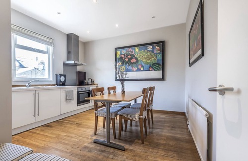 Chiswick Apartment | Stylish maisonette in Chiswick Village. 3 BR. Sleeps 5.