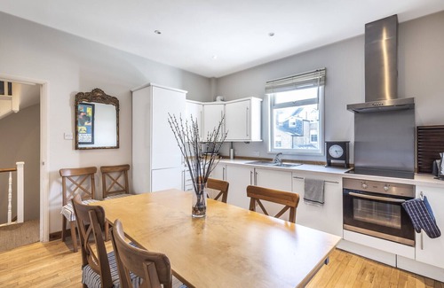 Chiswick Apartment | Stylish maisonette in Chiswick Village. 3 BR. Sleeps 5.