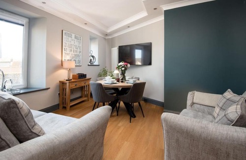 Tweedmouth Apartment | Stylish Maisonette with View