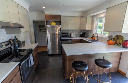 Saanich East Apartment | Stylish Mid-Century Modern Bright Apartment w/park views. Pet friendly!