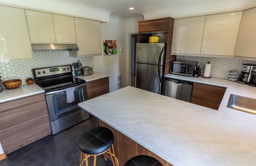 Saanich East Apartment | Stylish Mid-Century Modern Bright Apartment w/park views. Pet friendly!