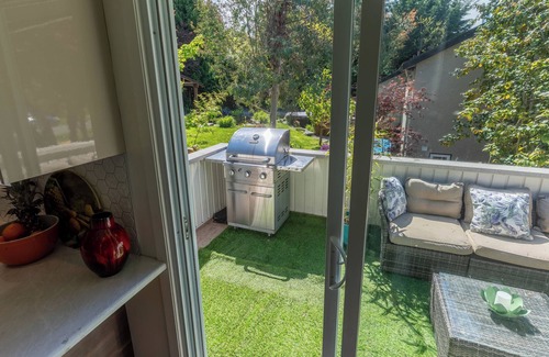 Saanich East Apartment | Stylish Mid-Century Modern Bright Apartment w/park views. Pet friendly!