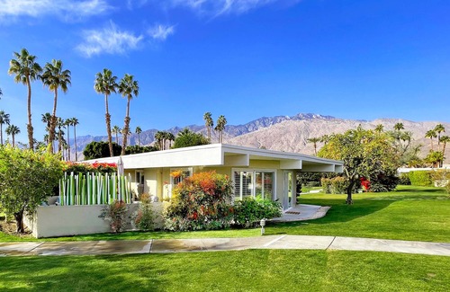 Palm Springs Villa | Stylish Mid-Century Modern Desert Retreat