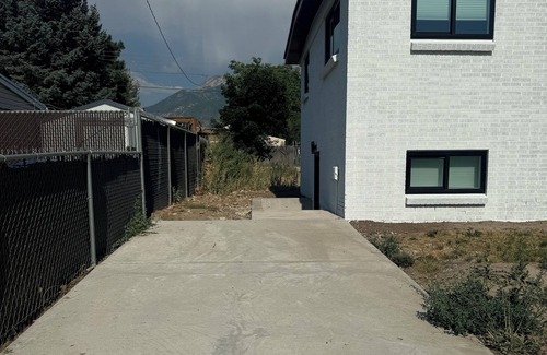 Sandy Apartment | Stylish MIL Apartment Private Entrance Close Ski Resorts