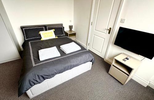 West Hendon Apartment | Stylish Modern, Private Apartment,15 Mins To Central London