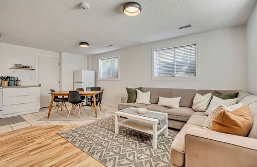Sandy Apartment | Stylish Mountain Basecamp, Serene Comfort in 650 SqFt