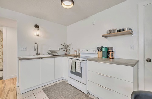 Sandy Apartment | Stylish Mountain Basecamp, Serene Comfort in 650 SqFt
