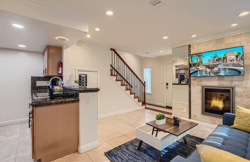 Downtown House | Stylish- Multi-Level- Patio- Games - Fast WIFI-CM3