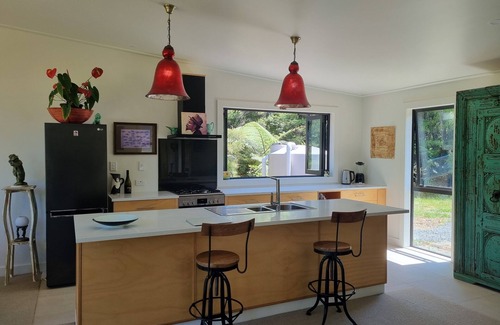 Coromandel House | Stylish-Peaceful-Tranquil-Spacious Couples Getaway. Pond/Stream/Fire/Internet
