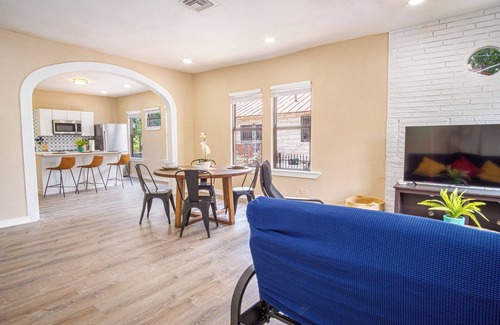 Nevada Street Apartment | Stylish Relaxing 3BR/2BA Near Cool Downtown Hype