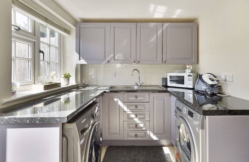 Bracknell House | Stylish Remodelled Cottage Spacious 4 bedrooms sleeps 8, parking for 3 cars