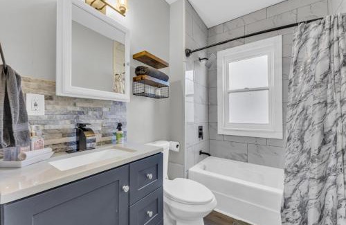 Cleveland House | Stylish Retreat by Shaker Square, Fast WiFi, Porch