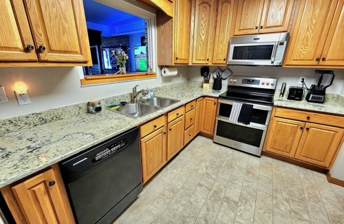 Beavercreek House | Stylish Retreat: Hot Tub, Spa, Arcade, PinballnWPAFB Museum