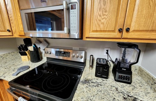 Beavercreek House | Stylish Retreat: Hot Tub, Spa, Arcade, PinballnWPAFB Museum