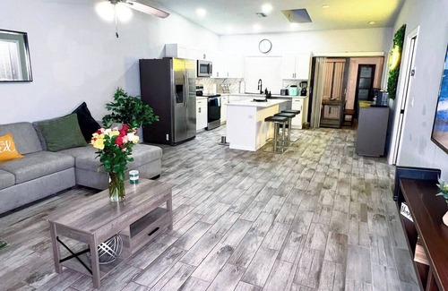 Lochmoor Waterway Estates House | Stylish Retreat: Near Beaches & Downtownnn