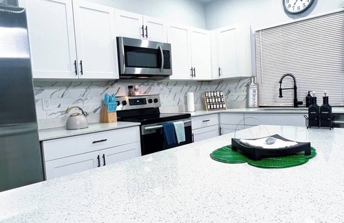 Lochmoor Waterway Estates House | Stylish Retreat: Near Beaches & Downtownnn