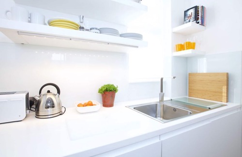 St. Mary's Park Apartment | Stylish retro apartment by Battersea Park