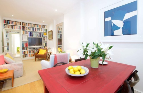 St. Mary's Park Apartment | Stylish retro apartment by Battersea Park