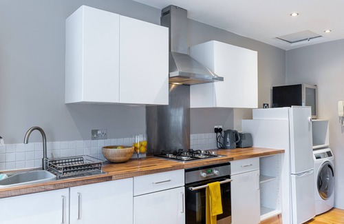 Ravenscourt Park Apartment | Stylish Shepherds Bush Flat