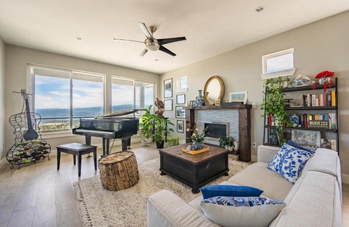 Central Okanagan House | Stylish Single House With Lake & Mountain View
