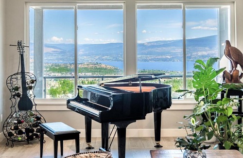 Central Okanagan House | Stylish Single House With Lake & Mountain View