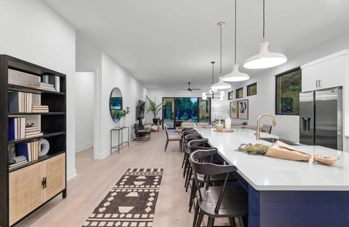 Montopolis House | Stylish Southern Home | Heated Pool