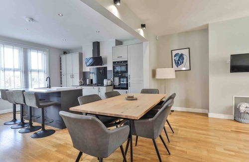 Sheffield Apartment | Stylish & Spacious 3 Bed Apartment with Parking