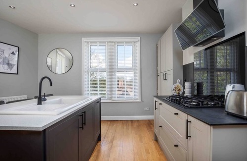 Sheffield Apartment | Stylish & Spacious 3 Bed Apartment with Parking