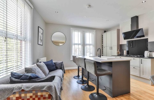Sheffield Apartment | Stylish & Spacious 3 Bed Apartment with Parking