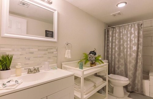 Paradise House | Stylish & Spacious ~ 5★ Location ~ Backyard ~ Pool