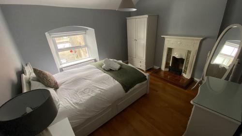 Galway City Centre Apartment | Stylish & Spacious Apartment, Sleeps 6