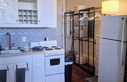 Faubourg Lafayette Apartment | Stylish studio in vibrant New Orleans