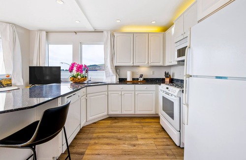 Cayucos Apartment | Stylish studio with ocean views, balcony, fireplace, picnic area & firepit