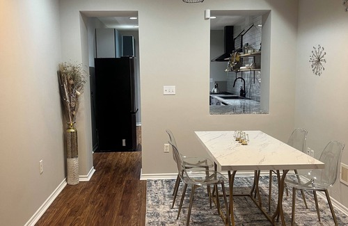 Downtown Baltimore House | Stylish Townhouse by Carrol Park, M&T Bank Stadium