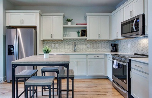 Greenwood House | Stylish Townhouse For 6 <10 Min From Broadway