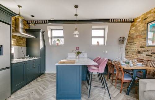 The Lane Apartment | stylish two bedroom flat in Peckham 5 minutes from station