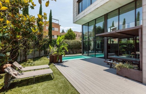 El Papiol House | Stylish Villa with Private Pool near Barcelona