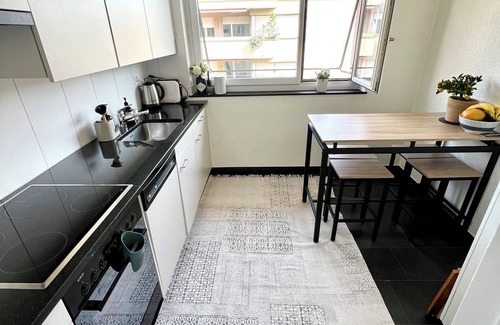 Altstetten Apartment | Stylish Zürich Apartment – 2 Min to Train, Balcony & Natural Light