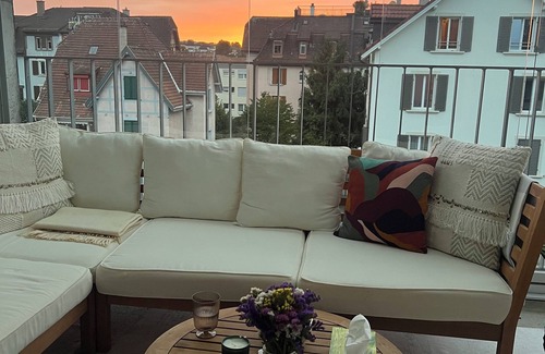 Altstetten Apartment | Stylish Zürich Apartment – 2 Min to Train, Balcony & Natural Light