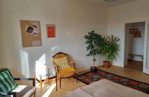 Vrsovice Apartment | Stylový a slunný byt s uměleckým nádechem v blízkosti centra