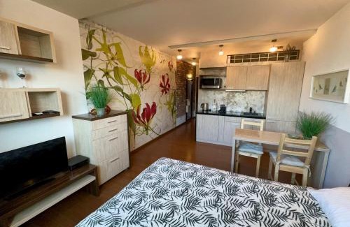 Warszawskie Apartment | Stylowe studio z parkingiem - 3 minuty od Dworca & Galerii Krakowskiej