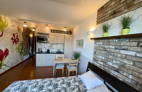 Warszawskie Apartment | Stylowe studio z parkingiem - 3 minuty od Dworca & Galerii Krakowskiej