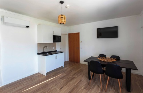 Castelo House | Suíte c/wc privado, sala e terraço na Casa das Vinhas em Sesimbra