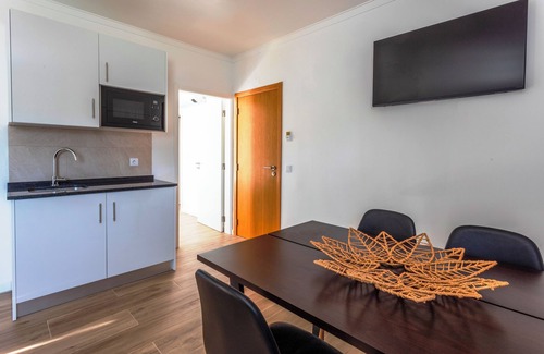 Castelo House | Suíte c/wc privado, sala e terraço na Casa das Vinhas em Sesimbra