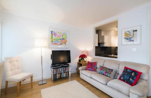 Queenhithe Apartment | Sublime flat with Thames view